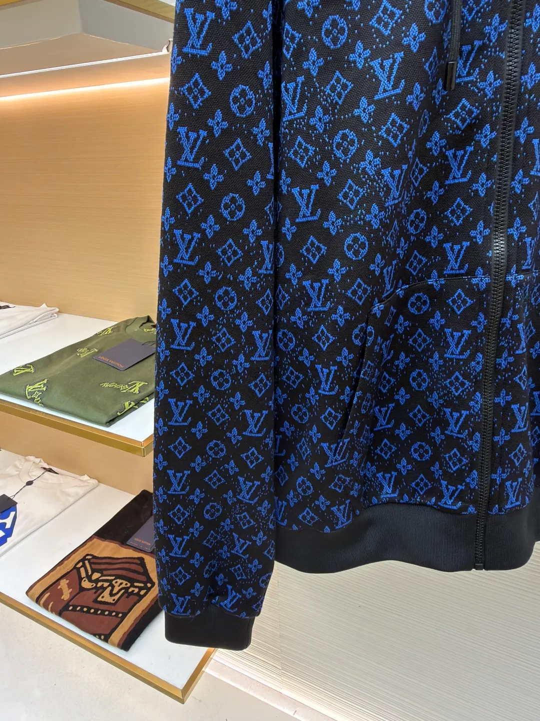 LOUIS VUITTON presbyopia jacquard hoodie ●Original version: purchased and developed for 13400 ●Item number: 1680951-B60 ●Fabric: spun fabric ●Technology: jacquard production ●Version: fitted version ●Weight: about 725 grams ●Size: XS-S-M-L ●Description: The fabric is woven using [18-needle double-sided jacquard machine imported from Italy], weight [280g], disassembled Y version [Chemical T test yarn count parameters], completely [1:1 reduced material process], using [4 groups of yarns with different composition specifications], presbyopic letter blue yarn is used [150D/144 F] Polyester material semi-matt low elastic yarn, later stage [4 strands of yarn twisted], the black yarn is [pure cotton ring-spun 32s double-ply cotton yarn], the bottom yarn is made of [150D/36F] polyester material semi-matt low elastic yarn, interlayer black yarn [140D/36F] nylon material semi-matt high elastic yarn, later stage Single strands of yarn are woven into two strands, and the jacquard weave is made by [purely hand-drawn stitches]. All spots on the fabric are marked out one stroke at a time. If the full-width jacquard loom is turned on too fast, the gray fabric will easily produce holes and threads. One loom can weave less than 30 kilograms of gray fabric in a day, and the weaving cost is extremely high. Clothing It adopts [hand-cut front center positioning flower], [restored flower cutting] for pockets, [positioning flower starting position] on both the front and back sleeves, the placket zipper uses [semi-painted puller], matching [nylon material high elastic yarn flat machine] woven rib, [cotton material 0.6cm wide core-covered hat rope + spray-painted medium hanging clock]. The overall wiring is straight and delicate, the fabric is comfortable and soft, and the color is consistent without color difference. It can be matched with the same style to create a fashionable look and control various occasions. Customized accessories, complete with three standards, same style for men and women!